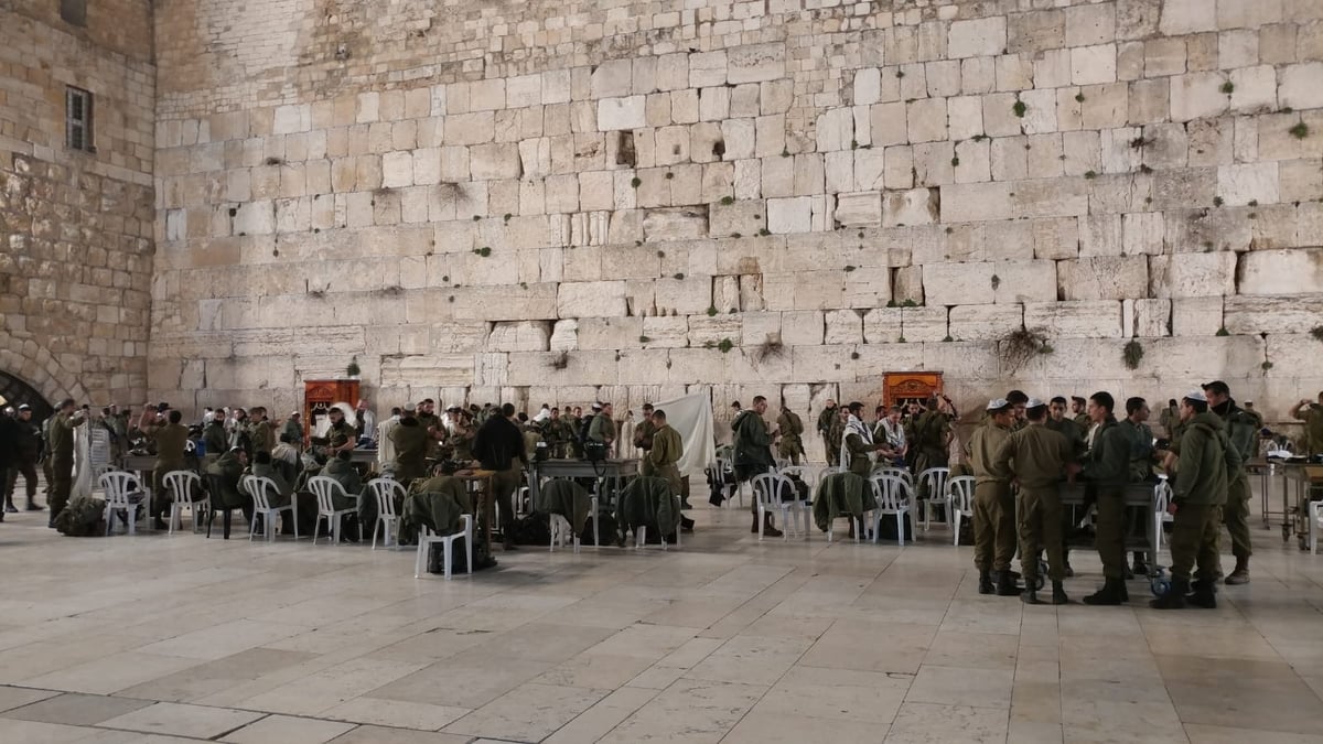 אחרי הפיגוע: לוחמי צה"ל בכותל המערבי