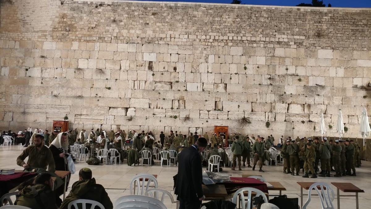 אחרי הפיגוע: לוחמי צה"ל בכותל המערבי