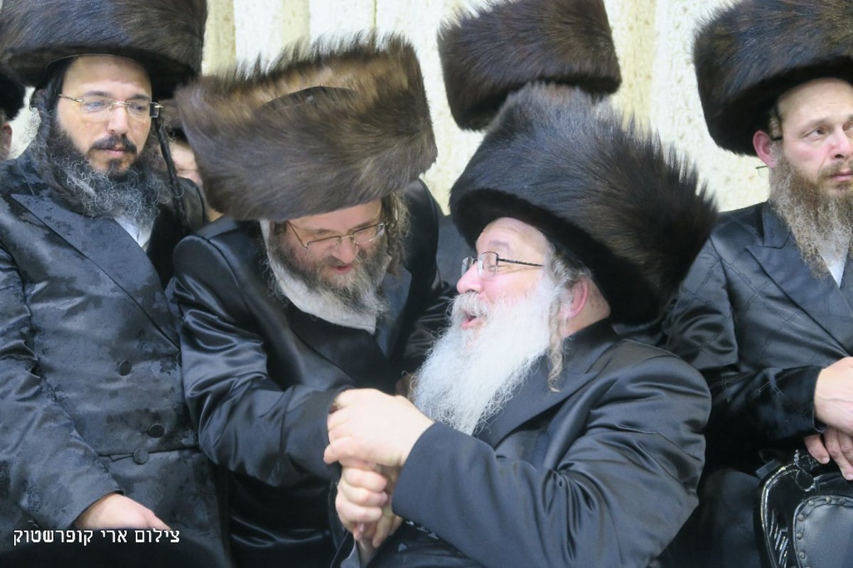 המונים בשמחת בית נדבורנה - קוסוב ויז'ניץ - טעמעשוואר