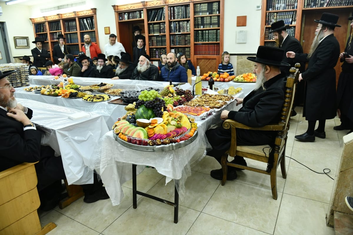 האדמו"ר מאשלג ב'טיש' לרגל ט"ו בשבט