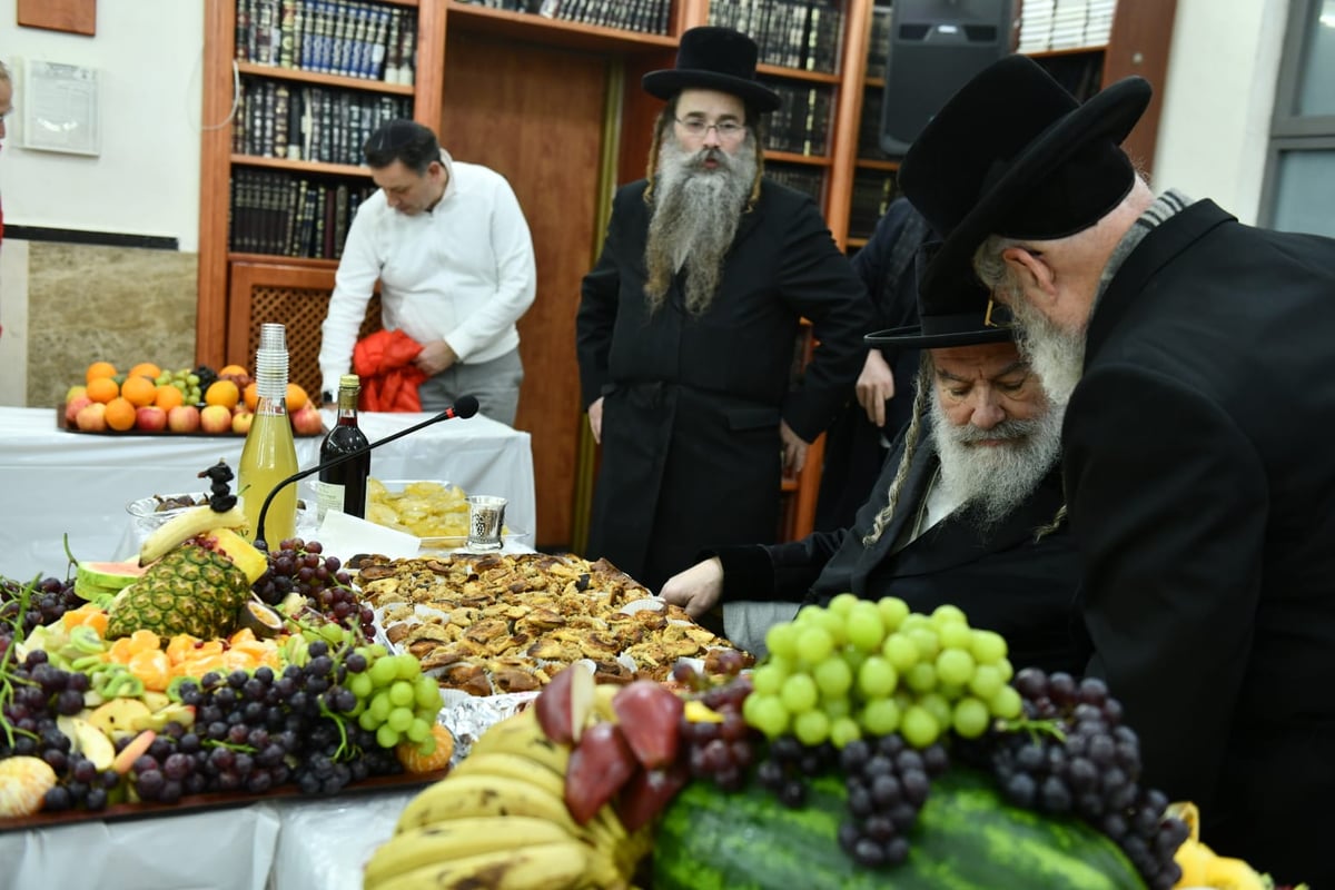 האדמו"ר מאשלג ב'טיש' לרגל ט"ו בשבט