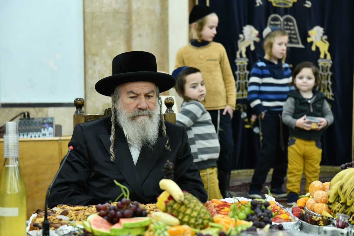 האדמו"ר מאשלג ב'טיש' לרגל ט"ו בשבט