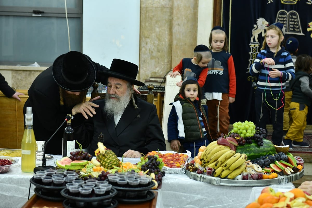 האדמו"ר מאשלג ב'טיש' לרגל ט"ו בשבט