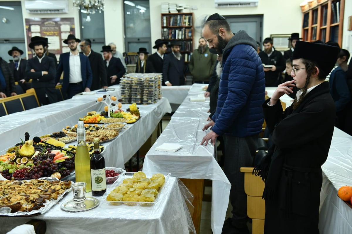 האדמו"ר מאשלג ב'טיש' לרגל ט"ו בשבט