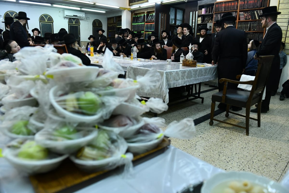 'טיש' ט"ו בשבט בחצר הקודש דעעש בבני ברק