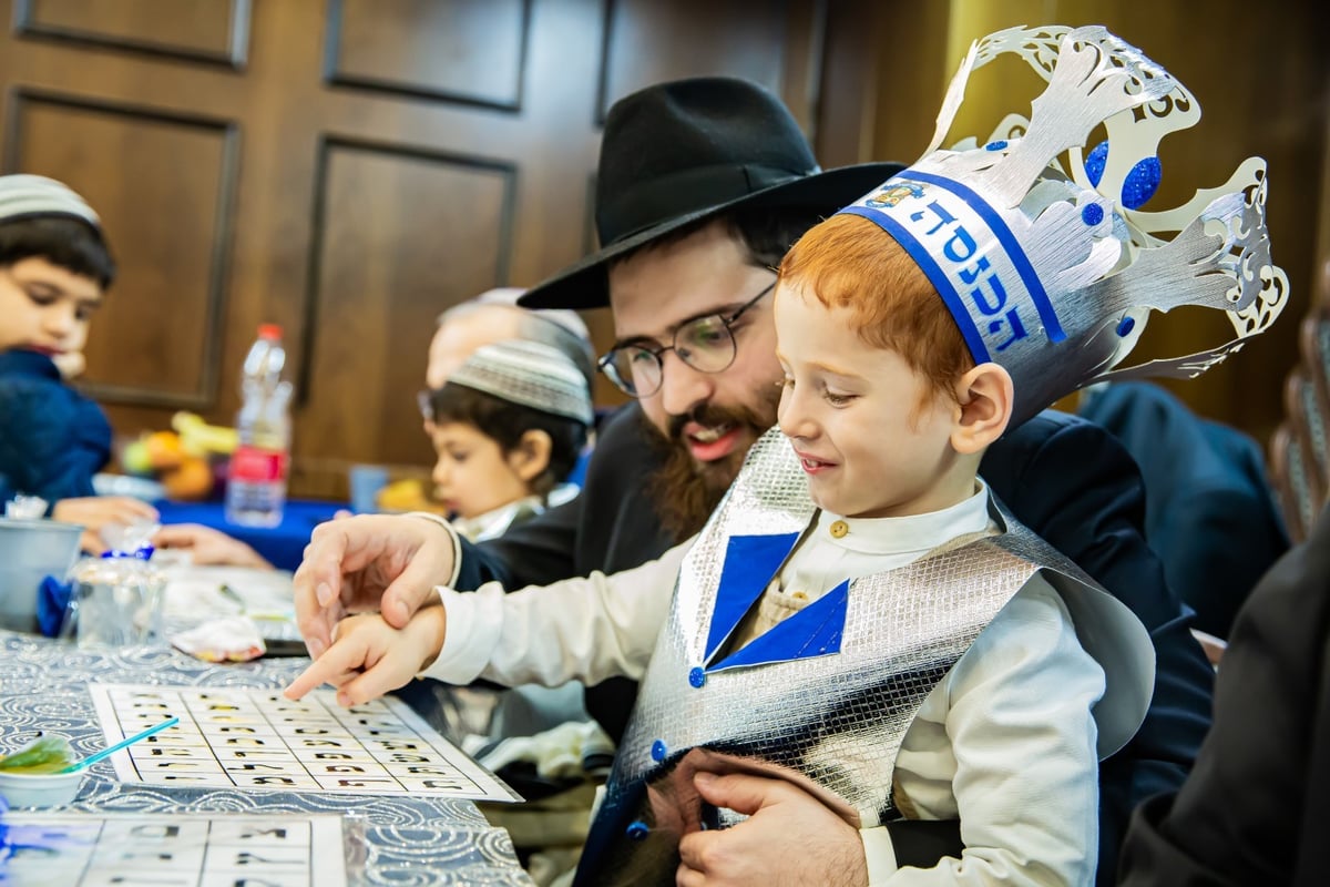 ילדי חב"ד מלקקים את הדבש ב'כניסה לחיידר' • צפו