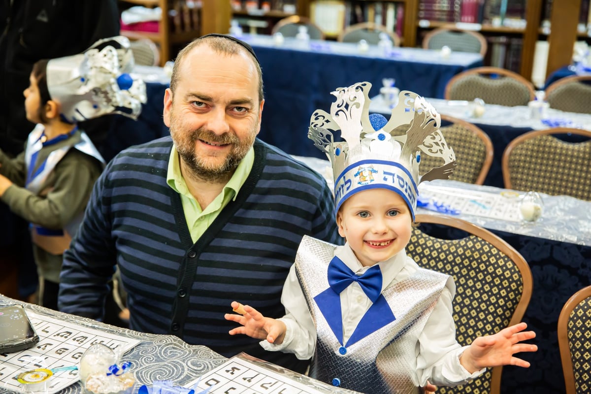 ילדי חב"ד מלקקים את הדבש ב'כניסה לחיידר' • צפו