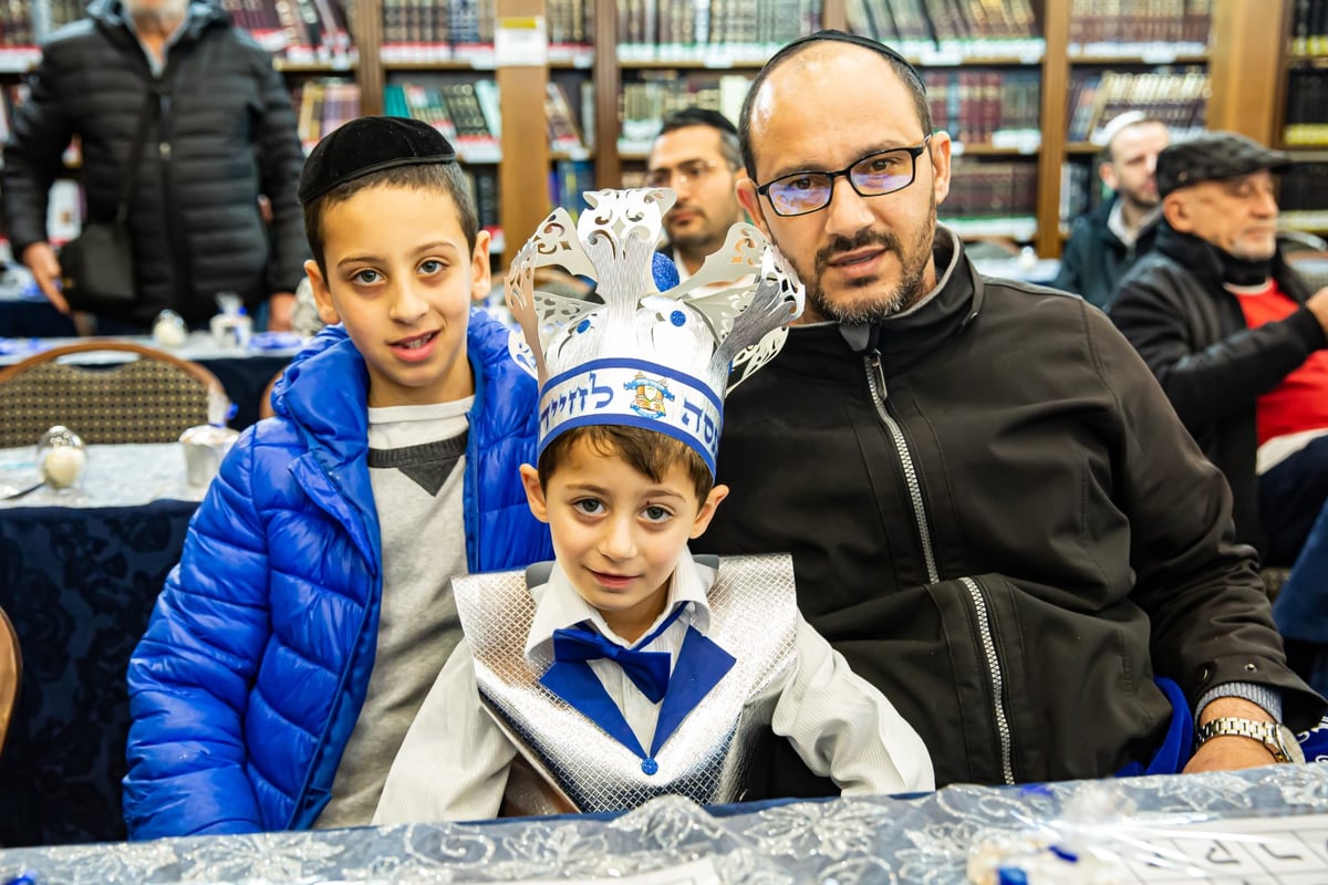 ילדי חב"ד מלקקים את הדבש ב'כניסה לחיידר' • צפו