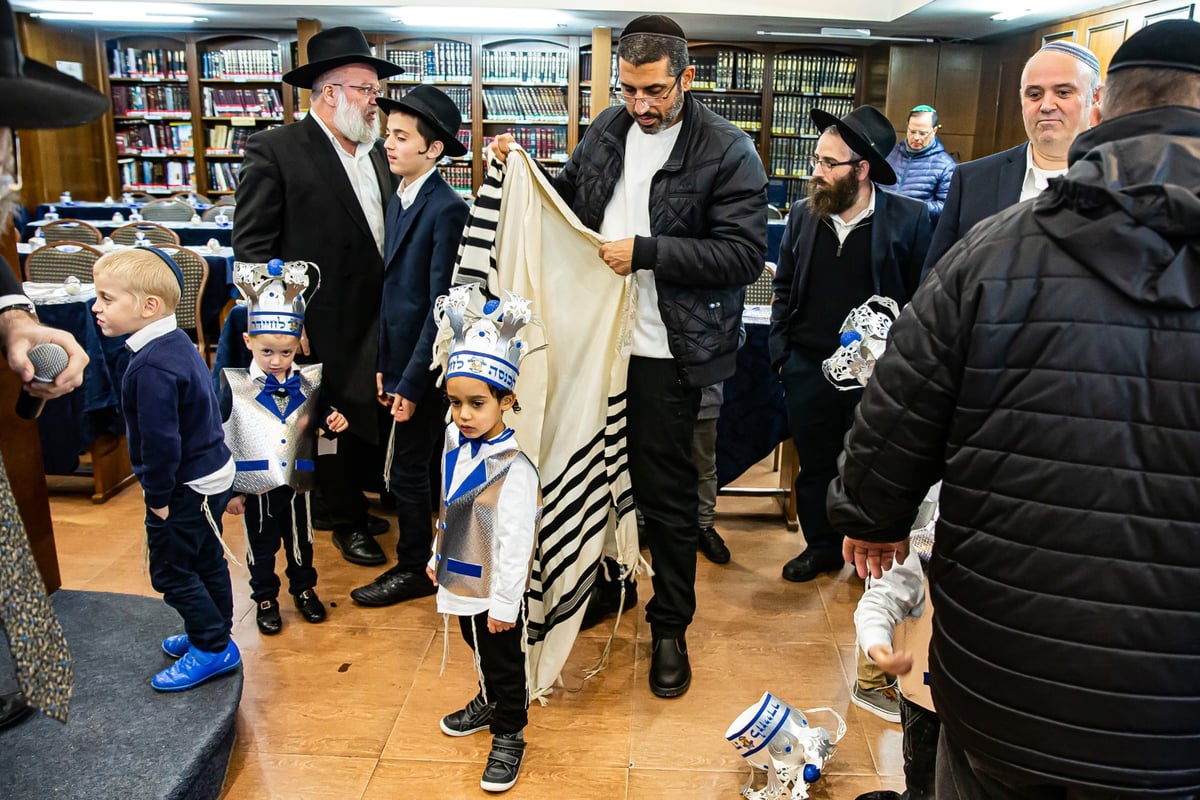 ילדי חב"ד מלקקים את הדבש ב'כניסה לחיידר' • צפו