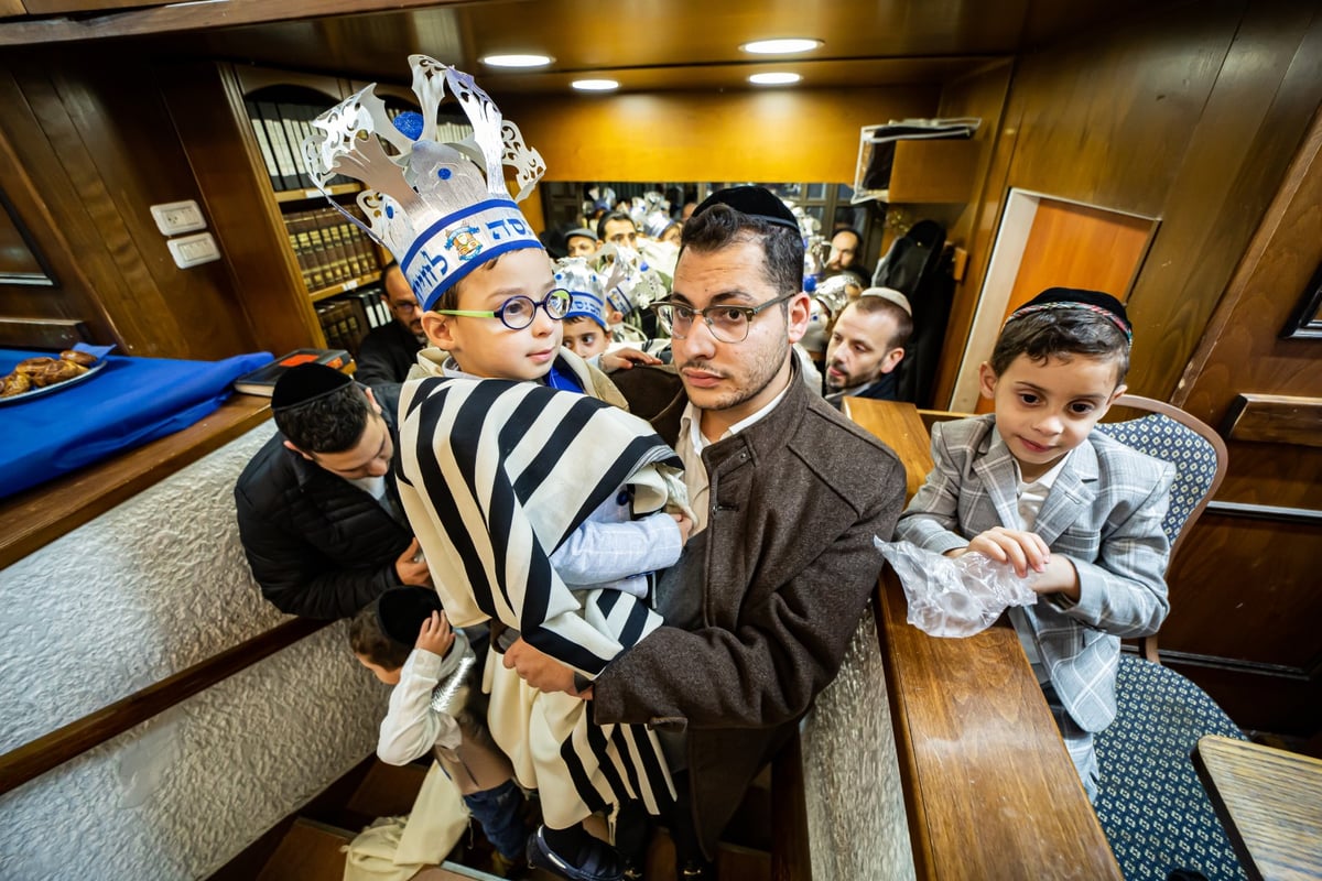 ילדי חב"ד מלקקים את הדבש ב'כניסה לחיידר' • צפו