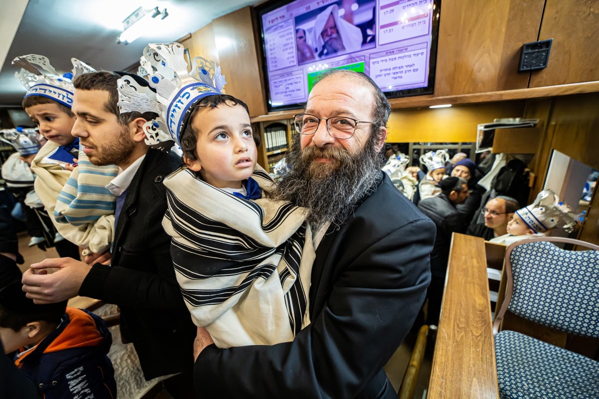 ילדי חב"ד מלקקים את הדבש ב'כניסה לחיידר' • צפו