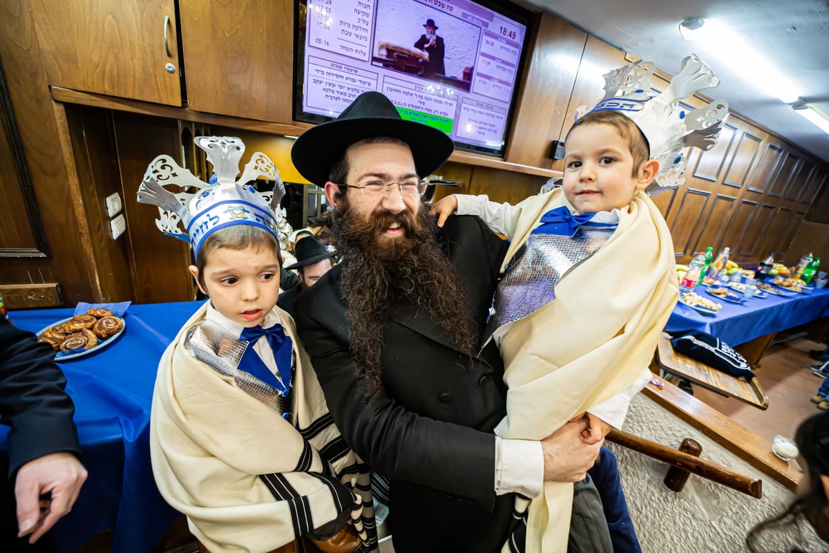 ילדי חב"ד מלקקים את הדבש ב'כניסה לחיידר' • צפו