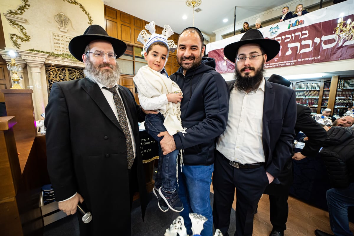 ילדי חב"ד מלקקים את הדבש ב'כניסה לחיידר' • צפו