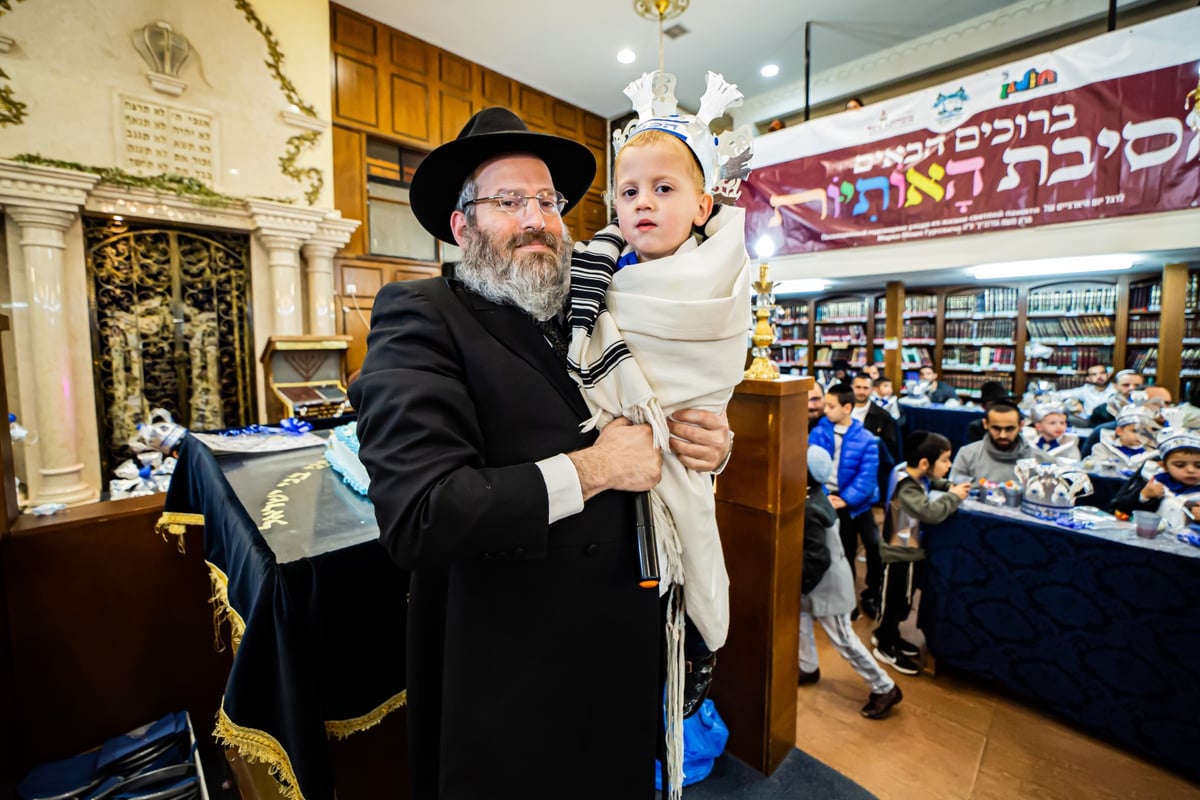 ילדי חב"ד מלקקים את הדבש ב'כניסה לחיידר' • צפו