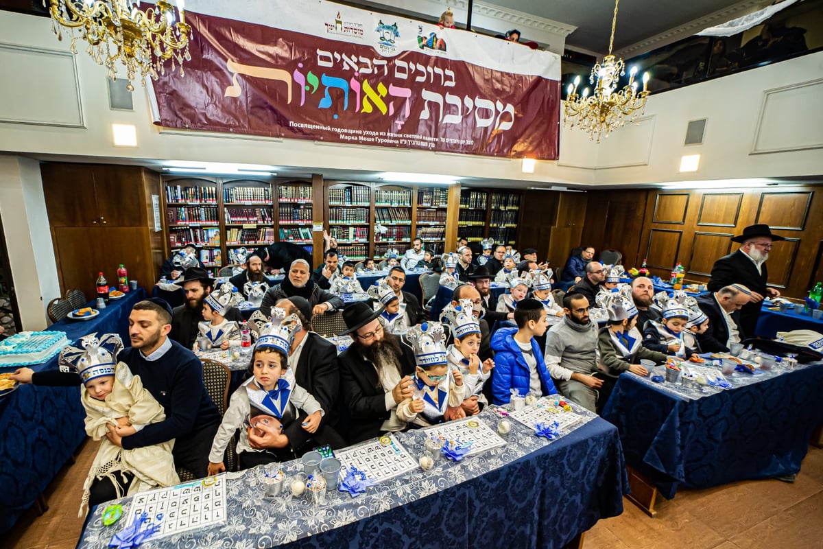 ילדי חב"ד מלקקים את הדבש ב'כניסה לחיידר' • צפו