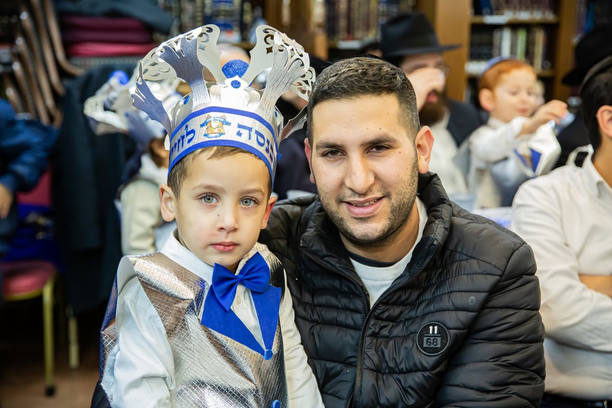 ילדי חב"ד מלקקים את הדבש ב'כניסה לחיידר' • צפו