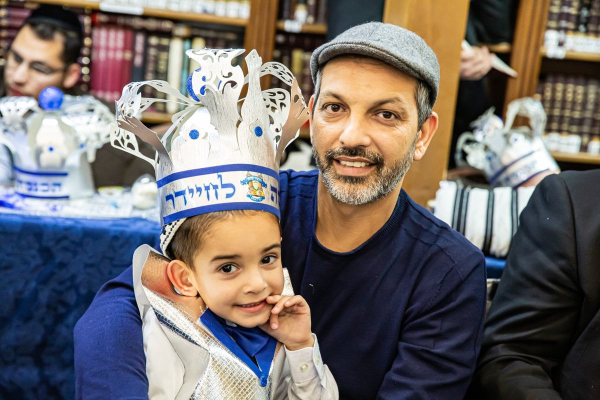 ילדי חב"ד מלקקים את הדבש ב'כניסה לחיידר' • צפו