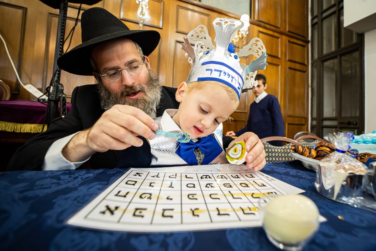 ילדי חב"ד מלקקים את הדבש ב'כניסה לחיידר' • צפו