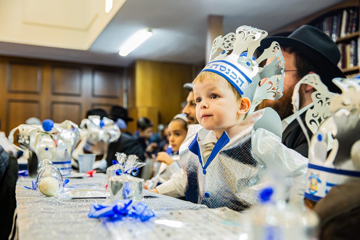 ילדי חב"ד מלקקים את הדבש ב'כניסה לחיידר' • צפו