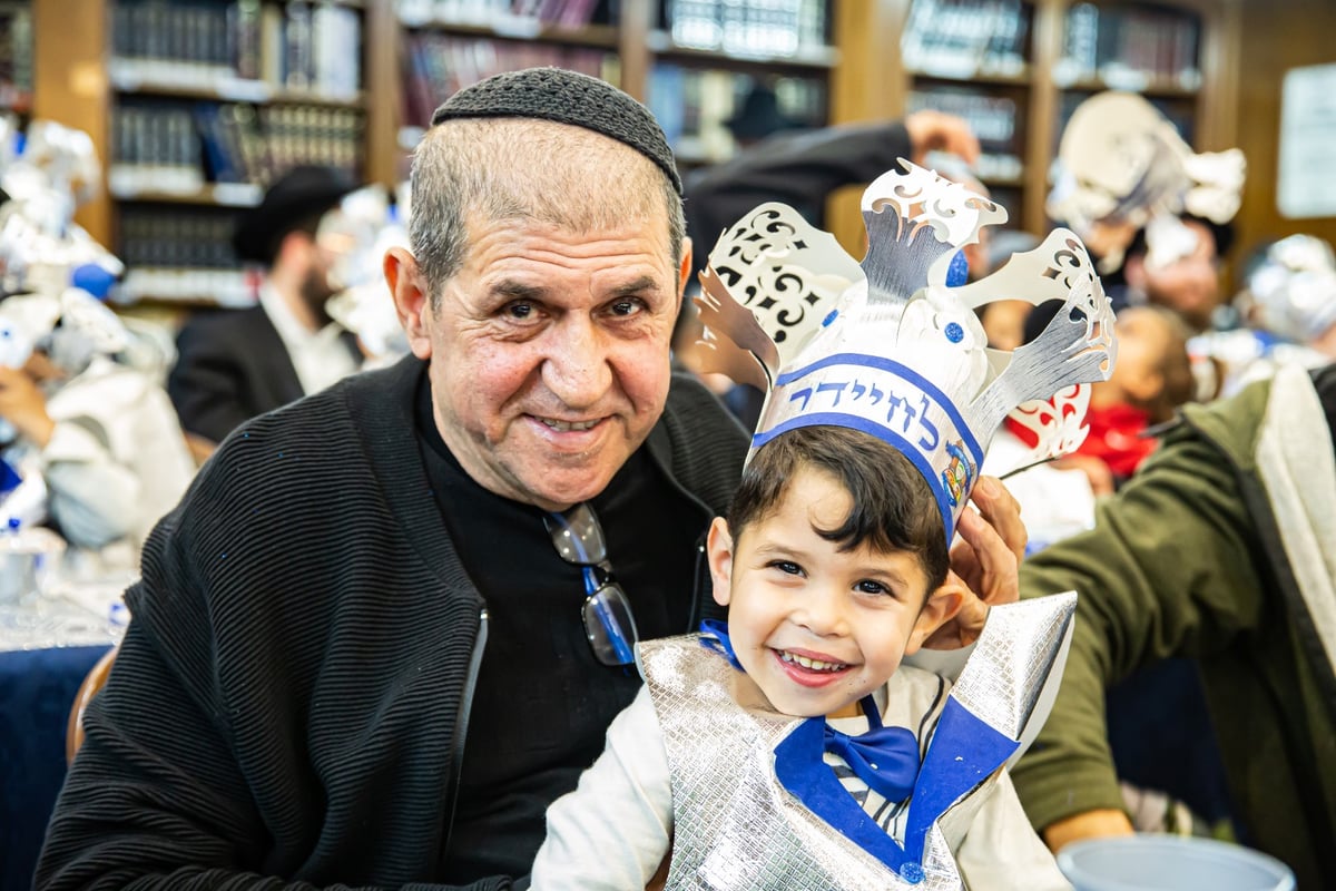 ילדי חב"ד מלקקים את הדבש ב'כניסה לחיידר' • צפו