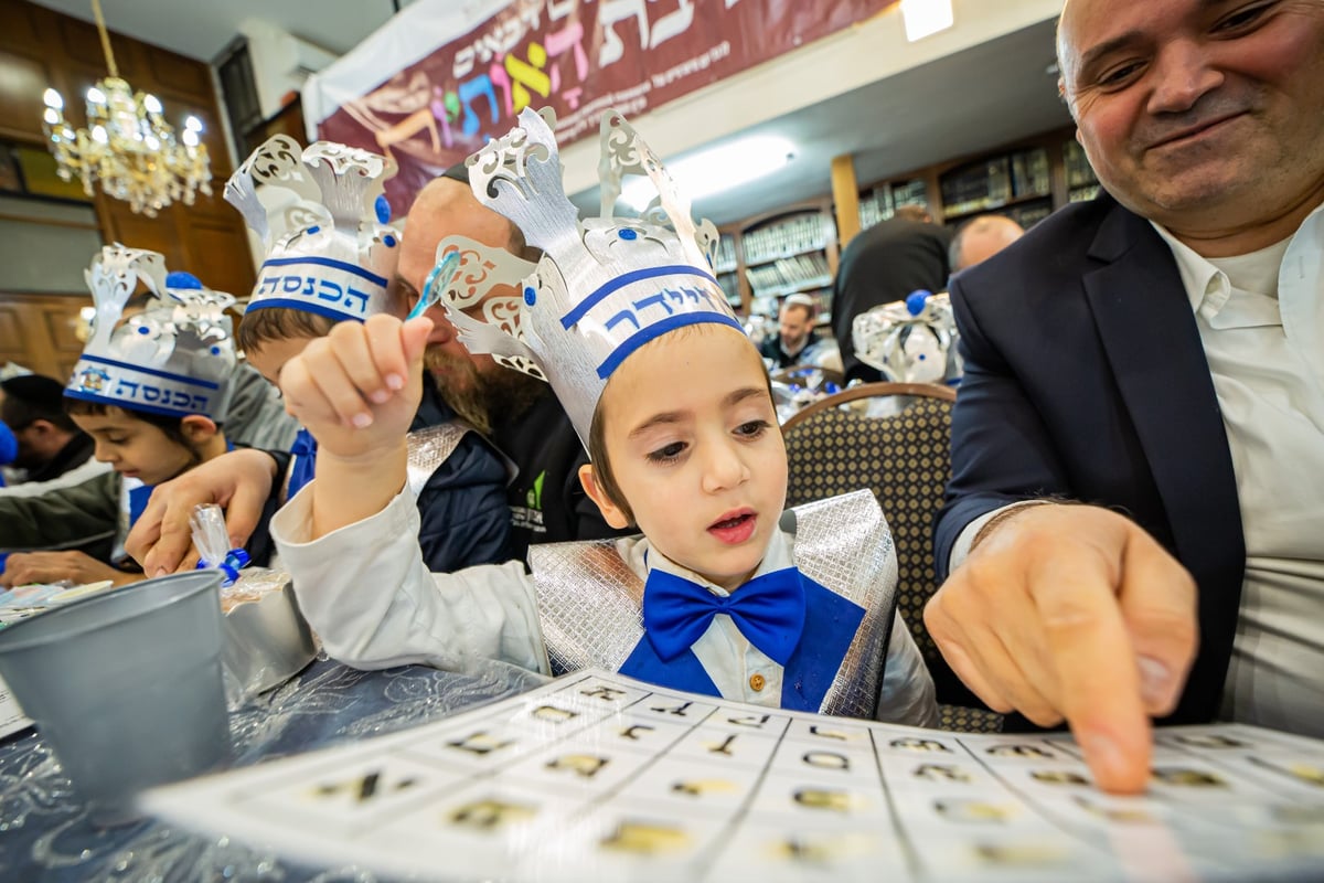 ילדי חב"ד מלקקים את הדבש ב'כניסה לחיידר' • צפו