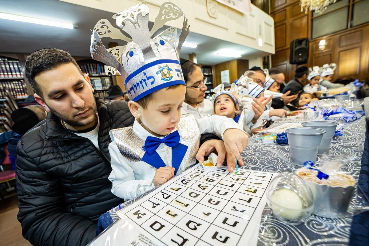 ילדי חב"ד מלקקים את הדבש ב'כניסה לחיידר' • צפו