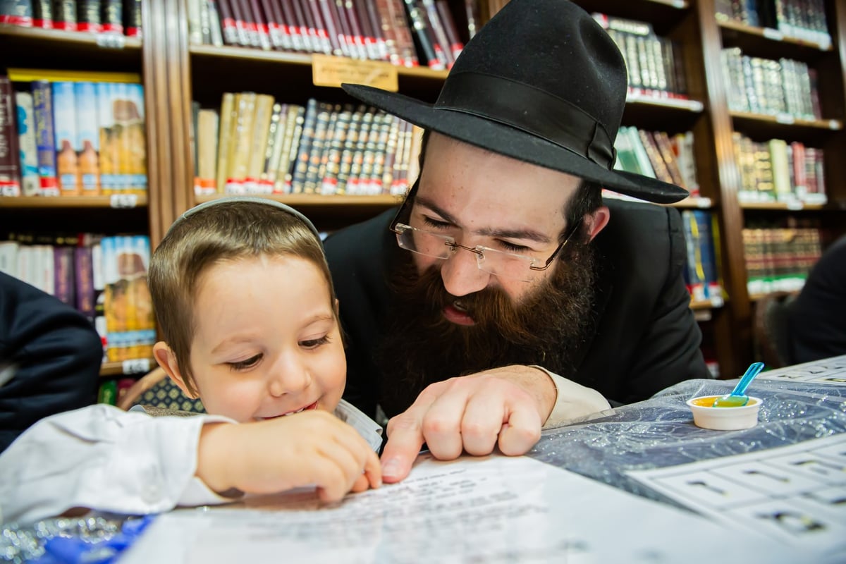 ילדי חב"ד מלקקים את הדבש ב'כניסה לחיידר' • צפו