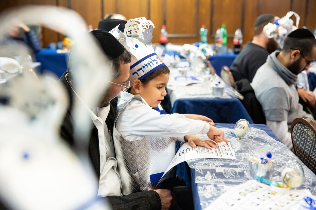 ילדי חב"ד מלקקים את הדבש ב'כניסה לחיידר' • צפו