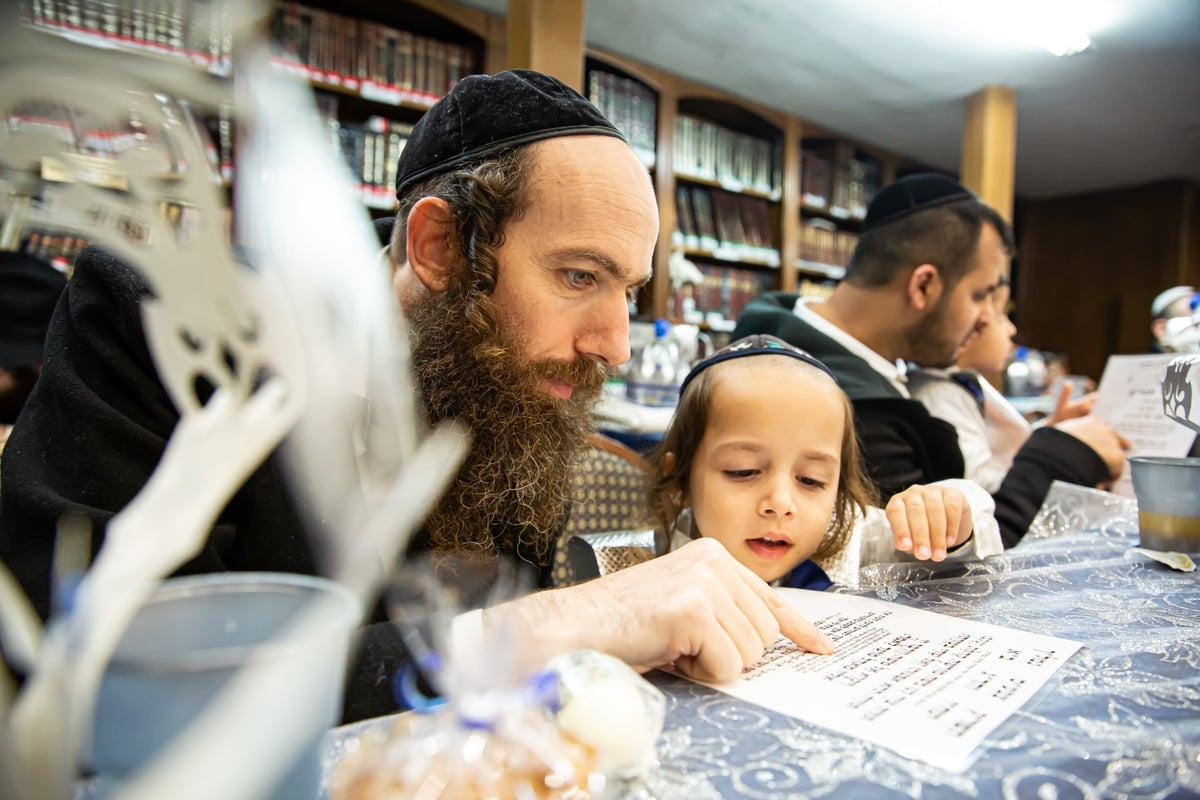 ילדי חב"ד מלקקים את הדבש ב'כניסה לחיידר' • צפו