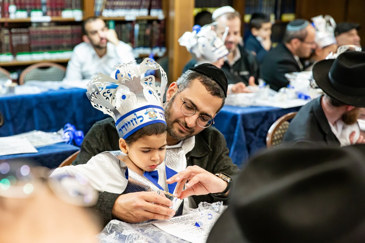 ילדי חב"ד מלקקים את הדבש ב'כניסה לחיידר' • צפו