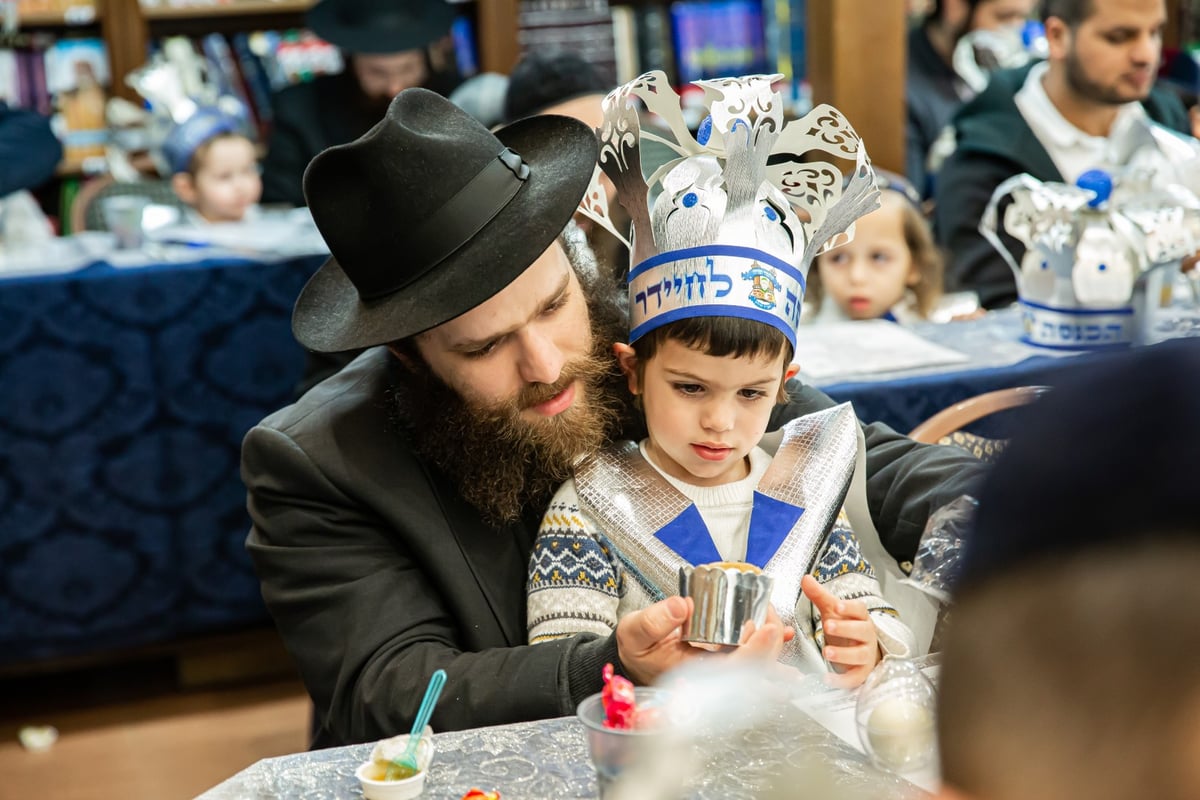 ילדי חב"ד מלקקים את הדבש ב'כניסה לחיידר' • צפו