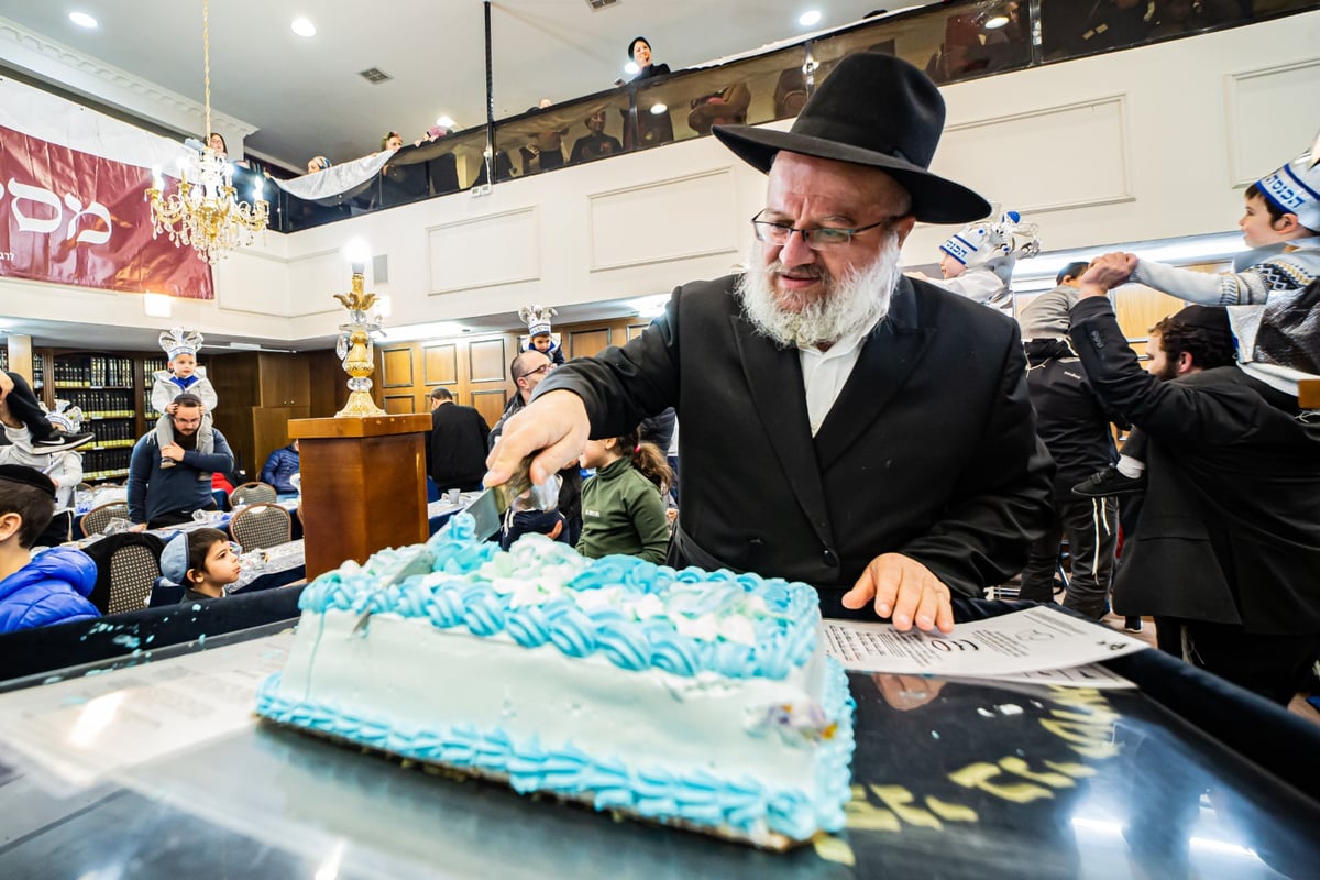 ילדי חב"ד מלקקים את הדבש ב'כניסה לחיידר' • צפו