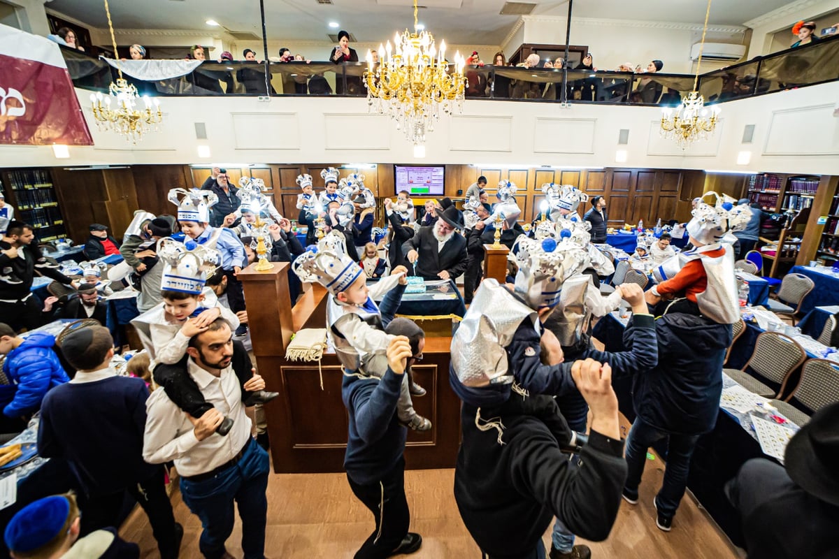 ילדי חב"ד מלקקים את הדבש ב'כניסה לחיידר' • צפו