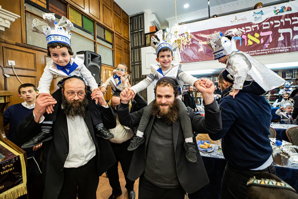 ילדי חב"ד מלקקים את הדבש ב'כניסה לחיידר' • צפו