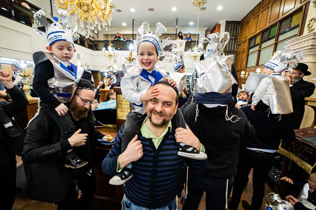 ילדי חב"ד מלקקים את הדבש ב'כניסה לחיידר' • צפו