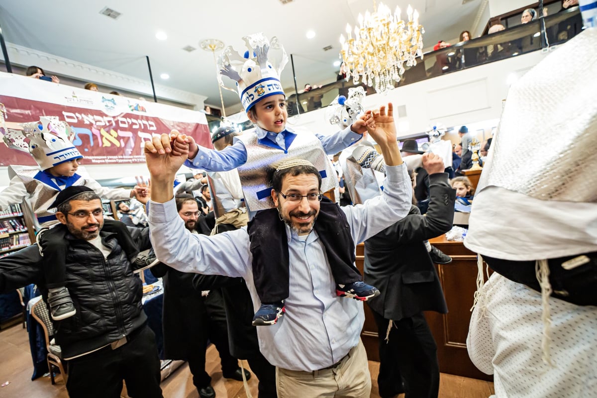 ילדי חב"ד מלקקים את הדבש ב'כניסה לחיידר' • צפו