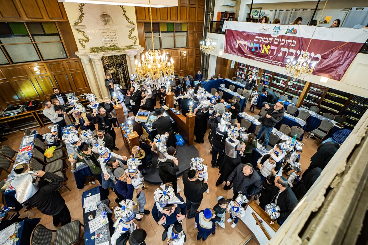 ילדי חב"ד מלקקים את הדבש ב'כניסה לחיידר' • צפו