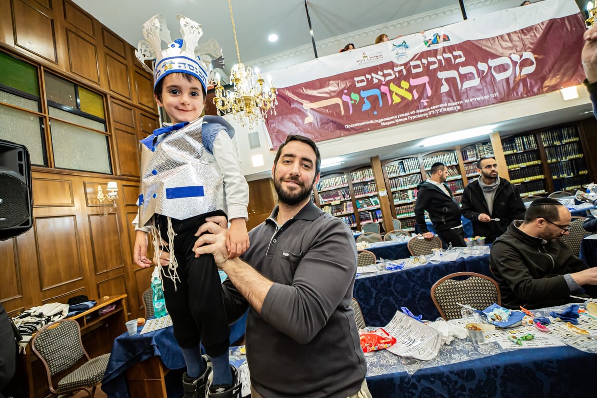 ילדי חב"ד מלקקים את הדבש ב'כניסה לחיידר' • צפו