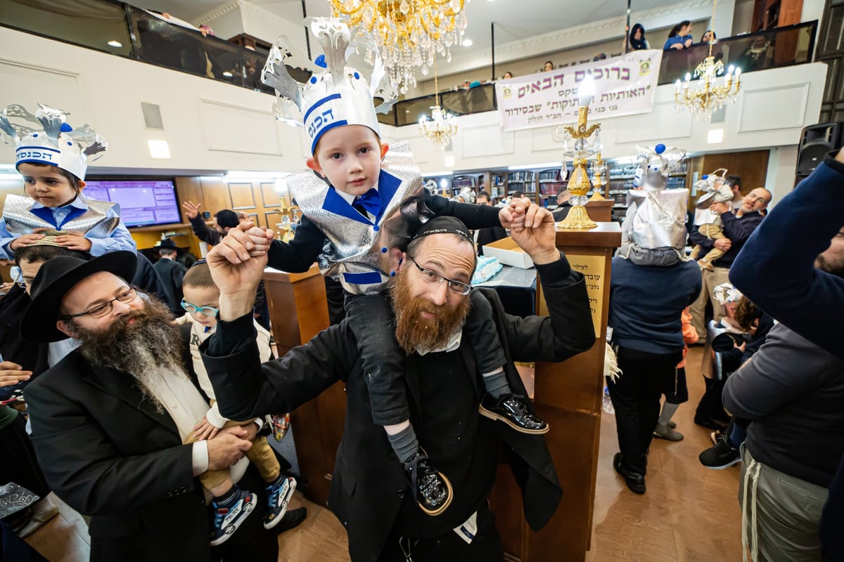 ילדי חב"ד מלקקים את הדבש ב'כניסה לחיידר' • צפו