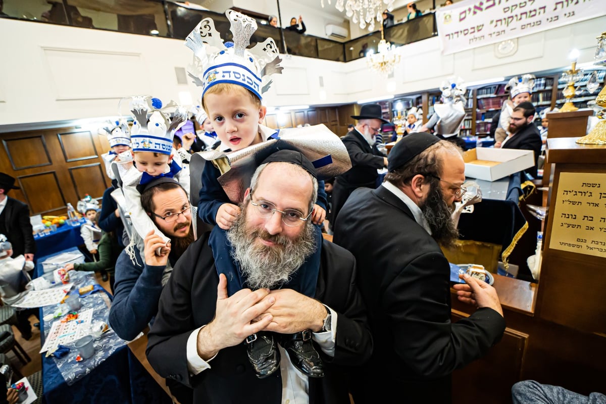 ילדי חב"ד מלקקים את הדבש ב'כניסה לחיידר' • צפו