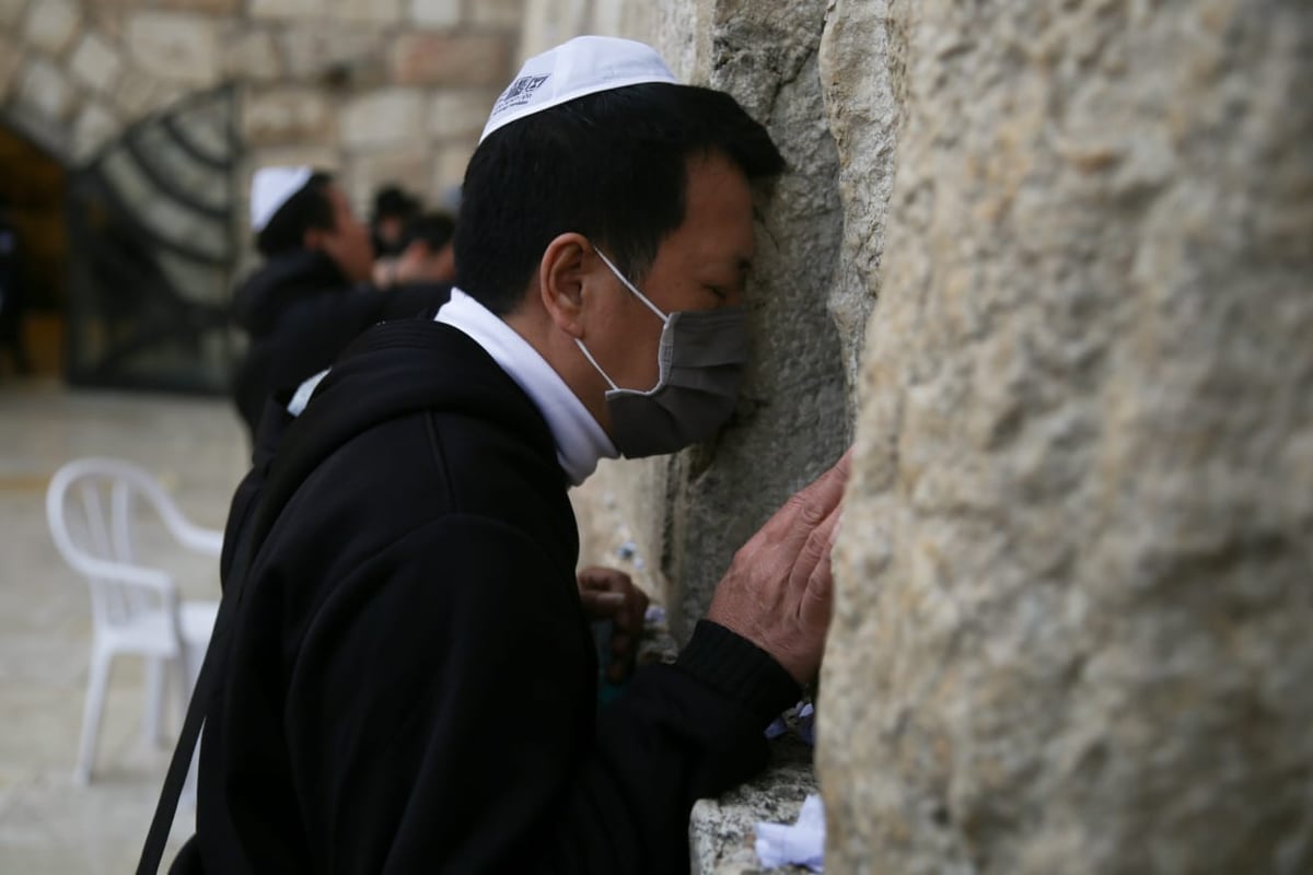 קידוש השם: בכותל התפללו לרפואת הסינים מהקורונה