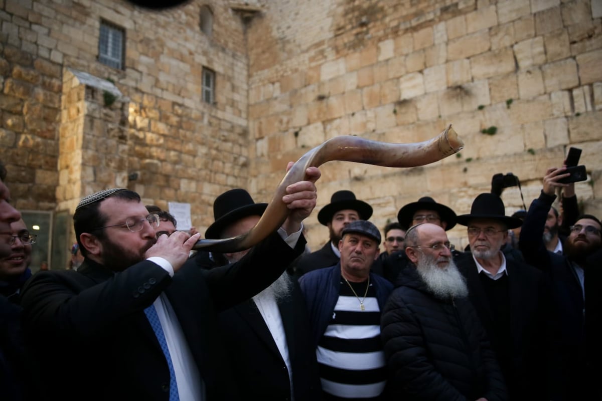 קידוש השם: בכותל התפללו לרפואת הסינים מהקורונה