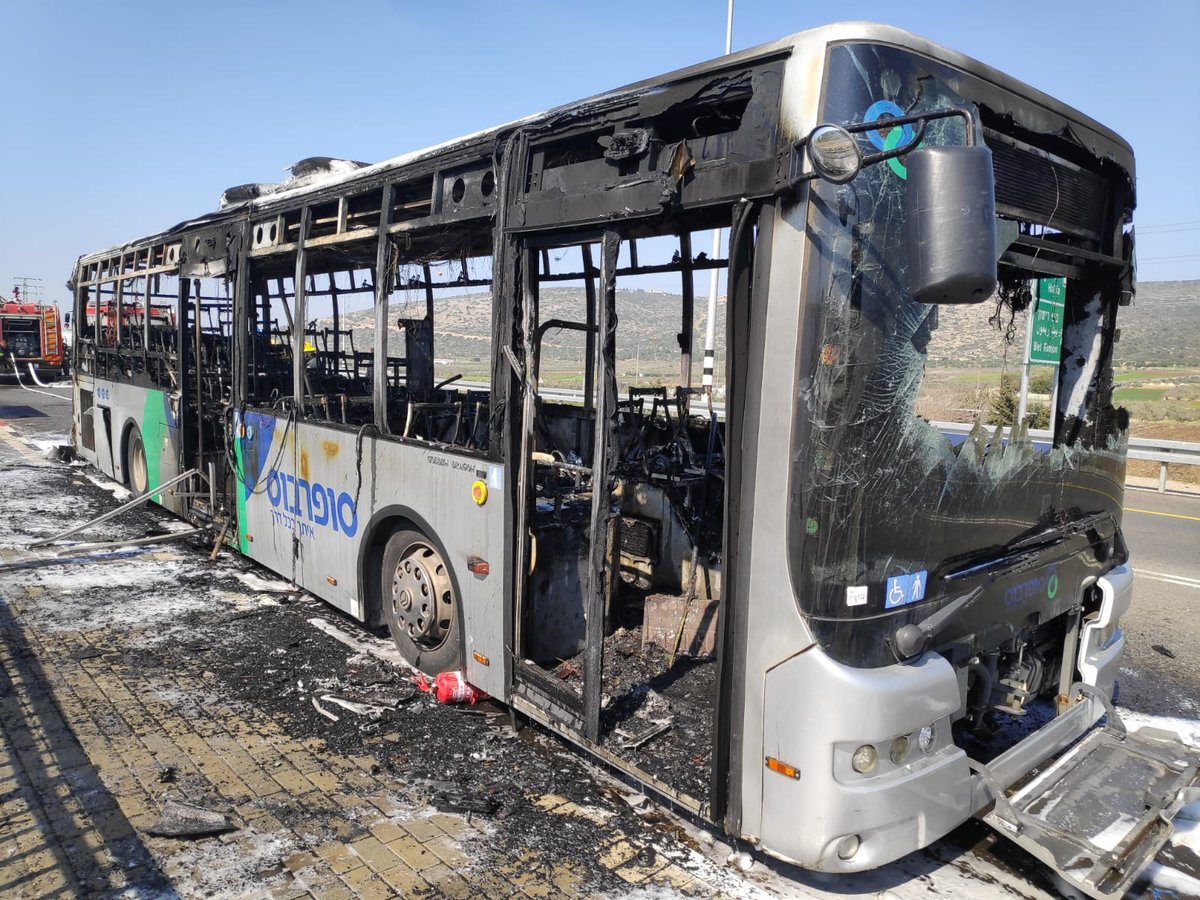 אוטובוס עלה בלהבות ענק בצומת בית רימון