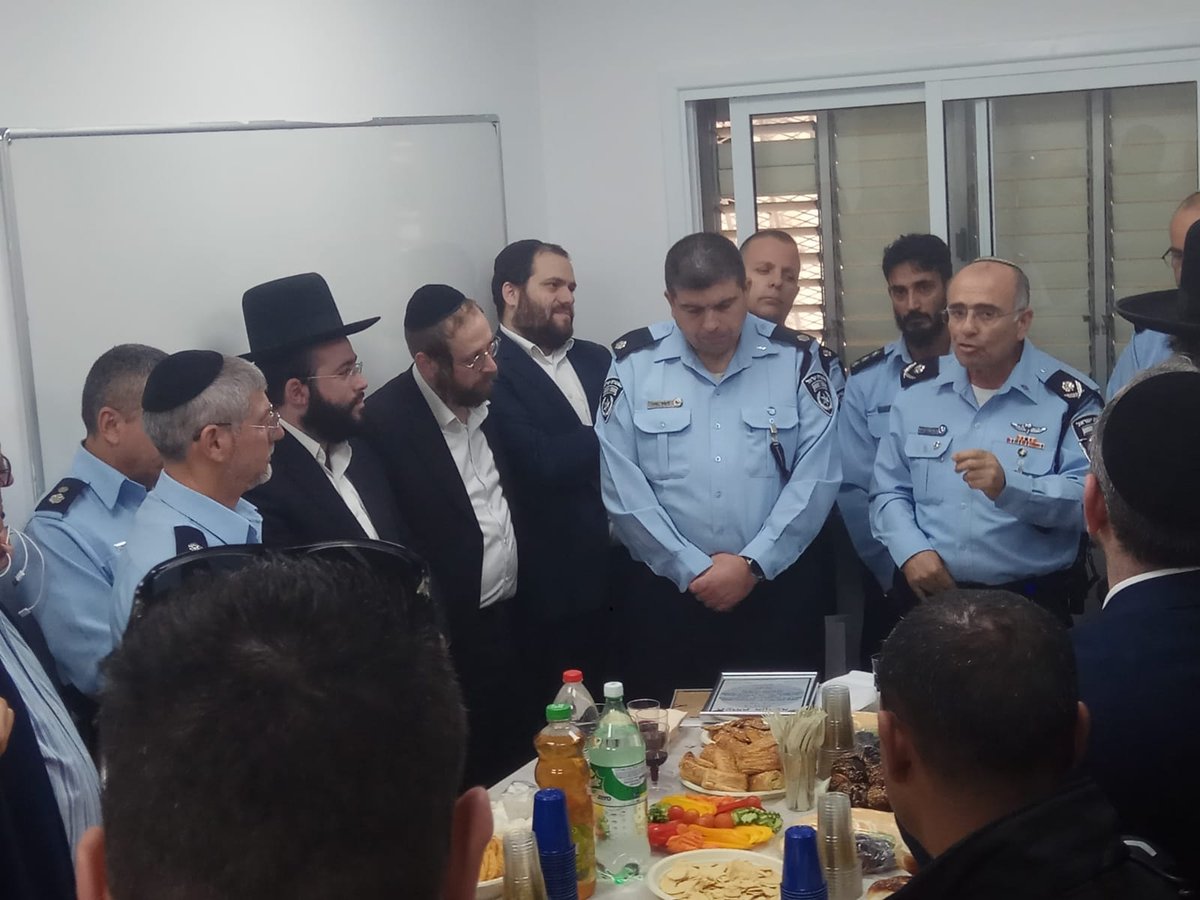 נכד הגר"ח קבע מזוזות בתחנת השיטור העירוני