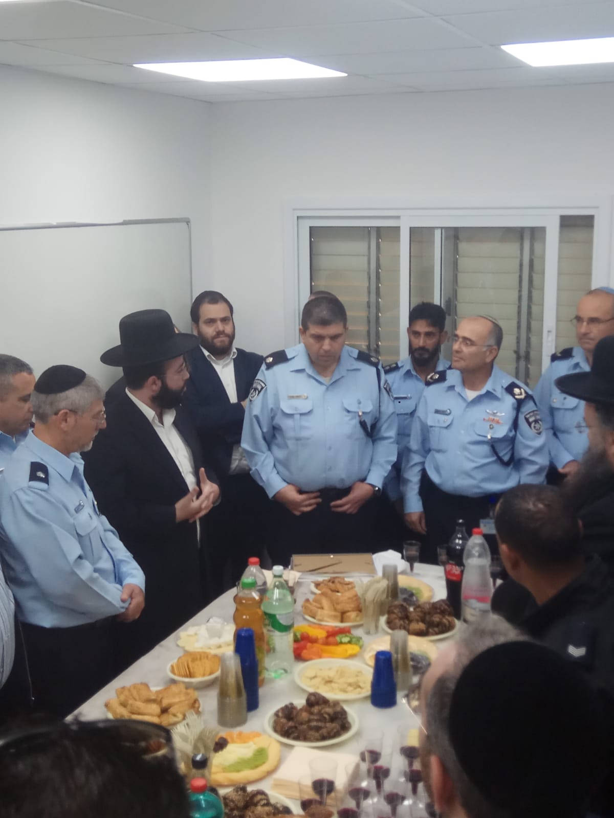 נכד הגר"ח קבע מזוזות בתחנת השיטור העירוני