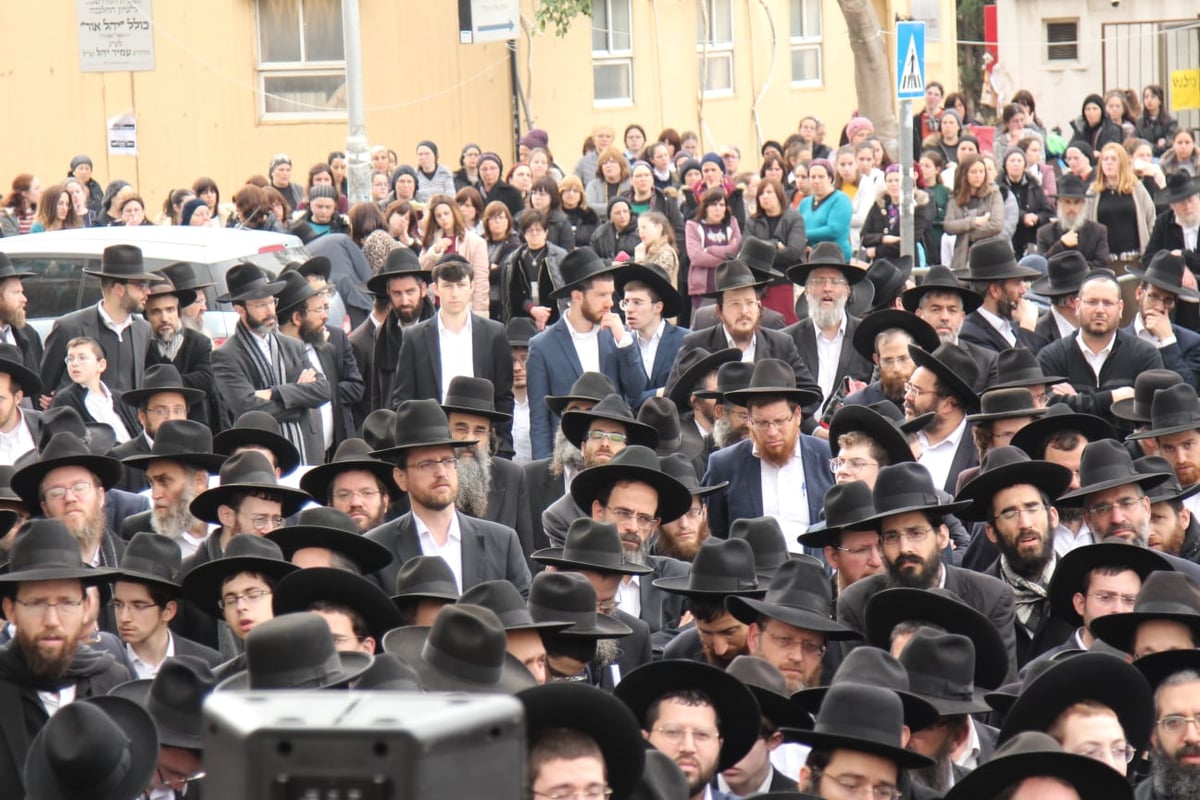 "יוסי, איך השטייגען שלך עכשיו?"; היתום בכה בהלווית אביו