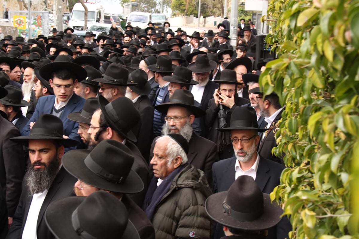 "יוסי, איך השטייגען שלך עכשיו?"; היתום בכה בהלווית אביו