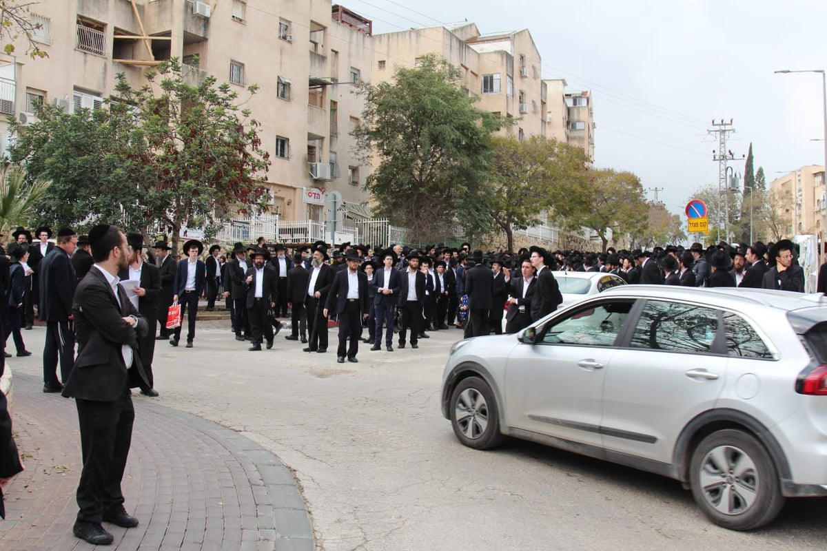 "יוסי, איך השטייגען שלך עכשיו?"; היתום בכה בהלווית אביו