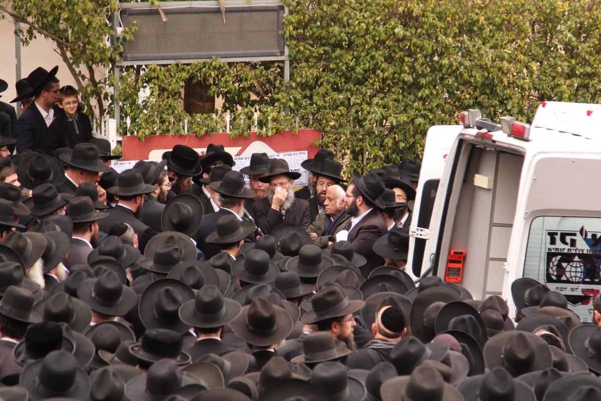 "יוסי, איך השטייגען שלך עכשיו?"; היתום בכה בהלווית אביו