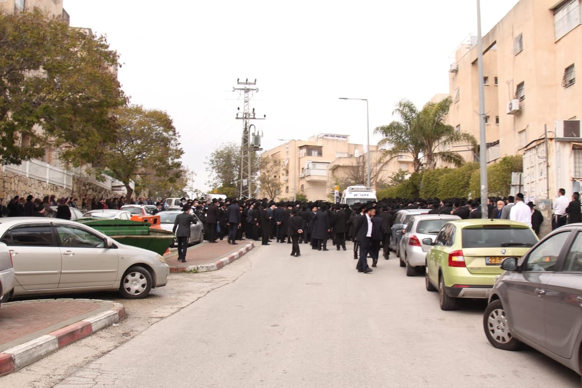 "יוסי, איך השטייגען שלך עכשיו?"; היתום בכה בהלווית אביו